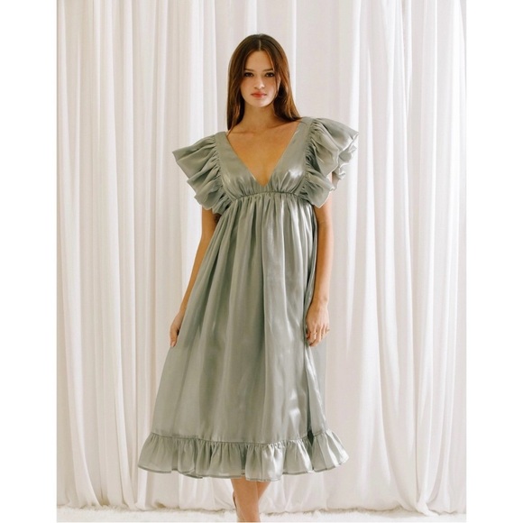 BRAND NEW! Shimmer dress with ruffle sleeves - Picture 2 of 7